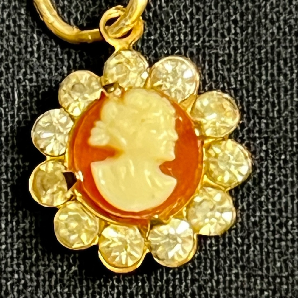Tiny Cameo Pendant w/Rhinstones - Picture 4 of 12